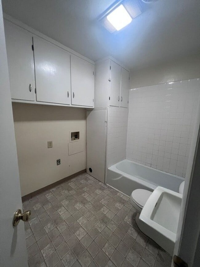 Building Photo - 1401 Narrow Ln