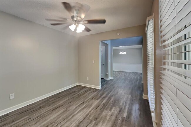 Foto del edificio - 32 Camden Woods Pl
