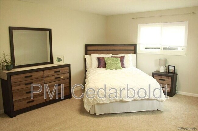 Foto del edificio - 7050 W Cedar Ave