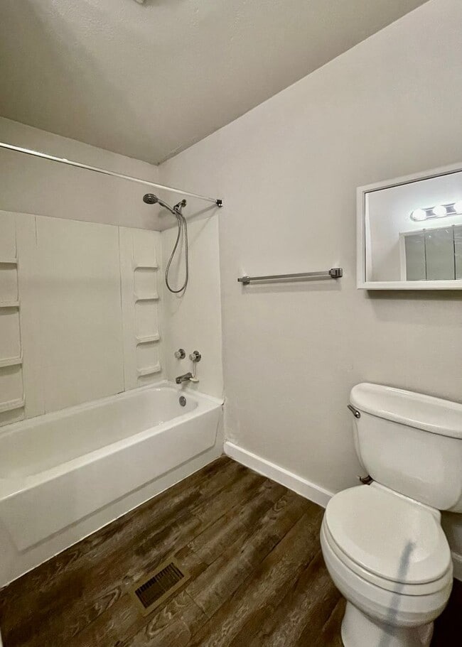 Building Photo - Centrally Located 2 Bedroom Home