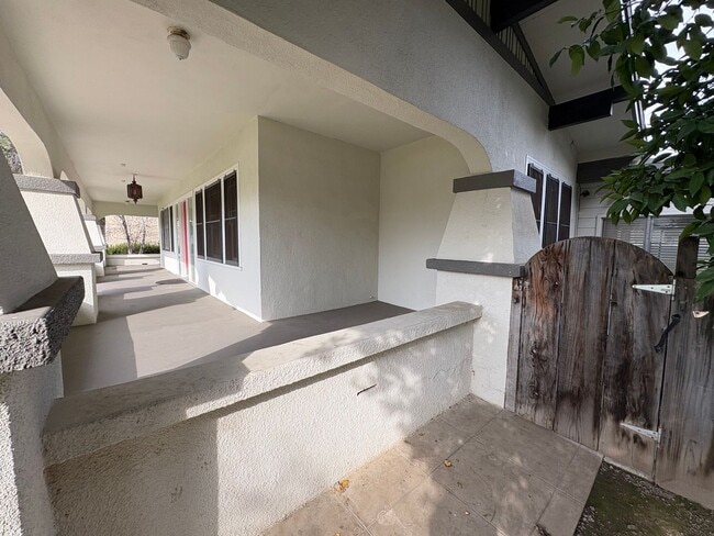 Building Photo - Classic vintage home walking distance to downtown Visalia!