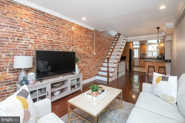 Building Photo - 747 S Curley St