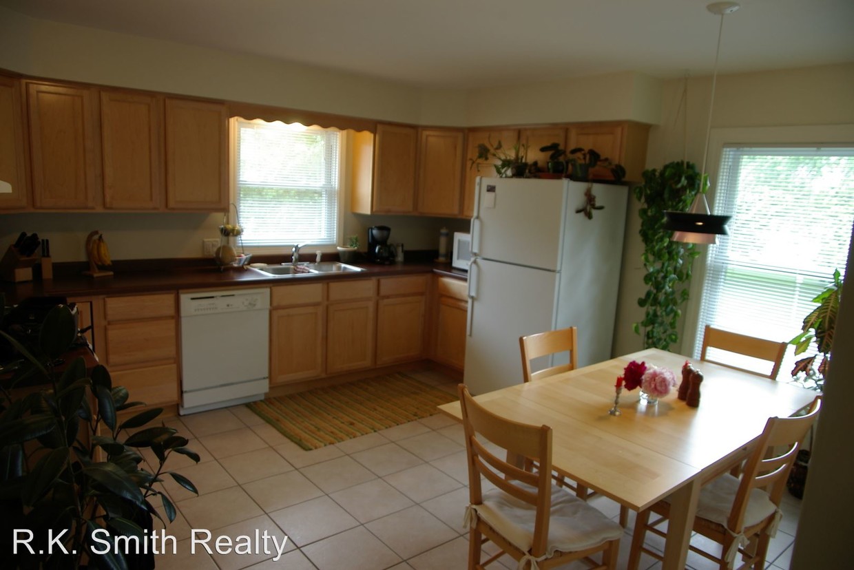 Building Photo - 3705 Park View Dr
