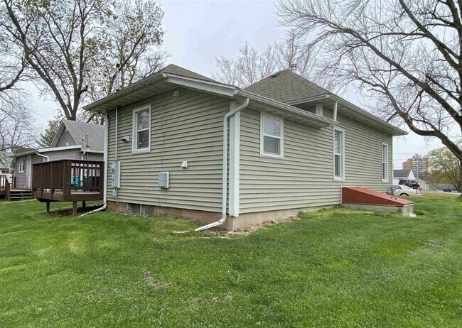 Building Photo - 630 W Orchard