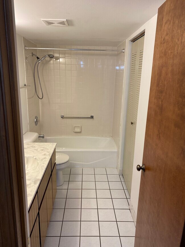 Main bathroom - 10636 Ridgeland Ave