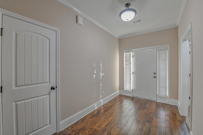 Building Photo - 1328 Royal Oak St