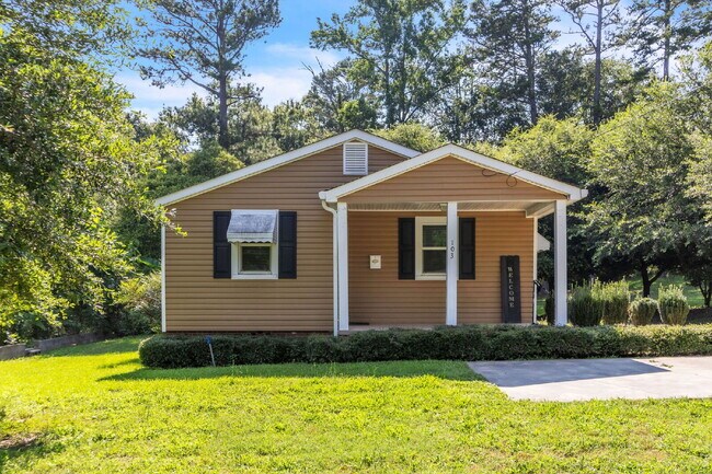 Foto del edificio - "Cute Bungalow Style 2-Bedroom Haven with ...