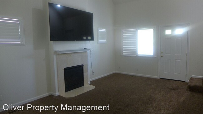 Building Photo - 2 br, 2.5 bath House - 4 Holly Dr #B