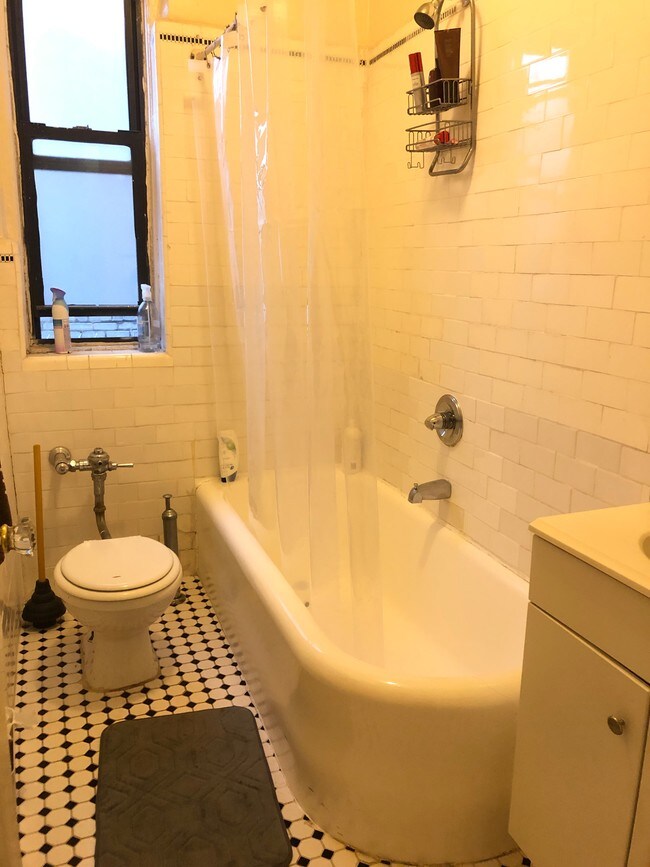Foto del edificio - 140 Bay Ridge Pkwy