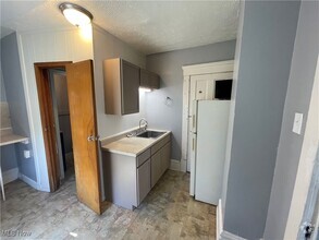 Building Photo - 1052 Yale St