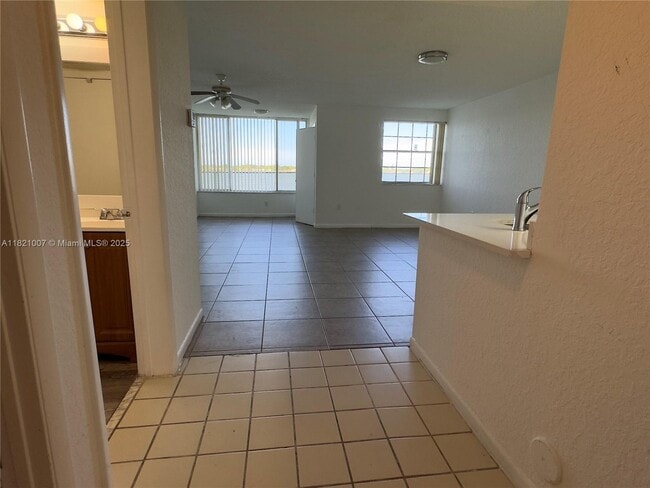 Building Photo - 2831 N Oakland Forest Dr