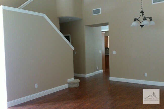 Foto del edificio - Beautiful 4 Bedroom in CUSD