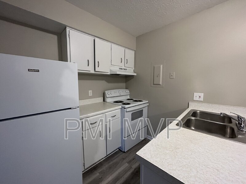 Primary Photo - 822 Whitethorne Ave