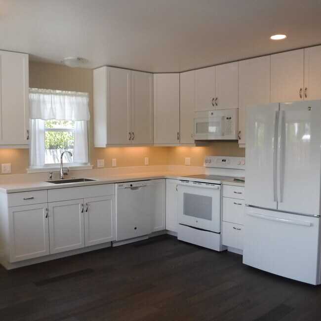 Foto del edificio - Light & Bright 2 Bed/2 Bath Mid-Town Cottage with Garage