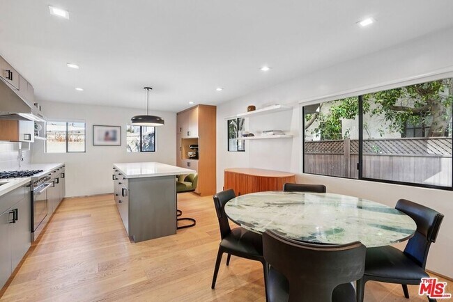 Foto del edificio - 838 N Mansfield Ave