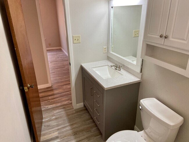 Foto del edificio - Precious 3 bedroom 2 bath home! Just updat...