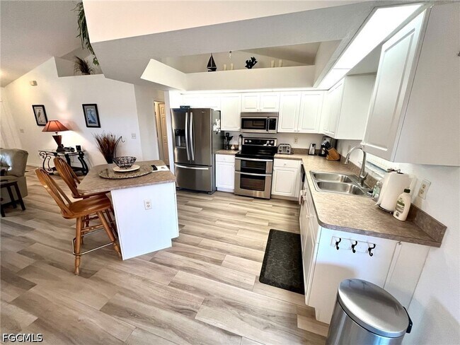 Foto del edificio - 818 SW 8th Pl