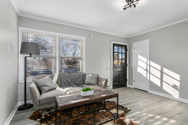 Foto del edificio - 906 E 78th Terrace