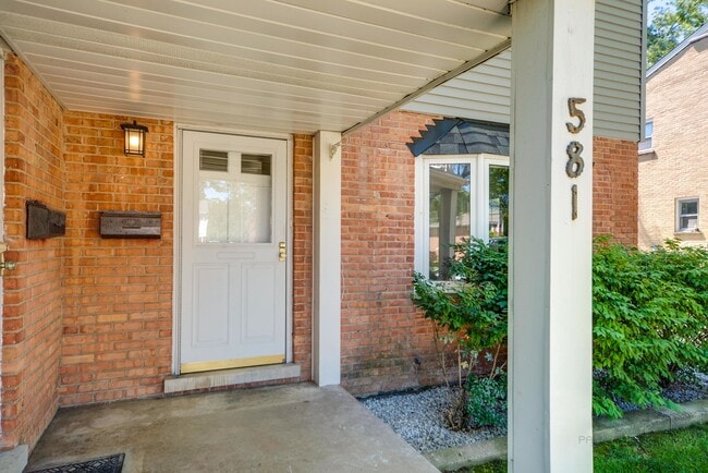 Building Photo - 581 Ivy Ct