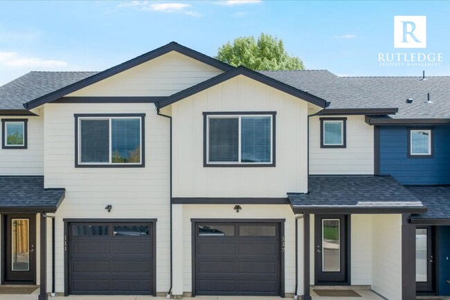 Foto del edificio - STUNNING 3 Bed / 2.5 Bath Brand New Townhome / End Unit !!!