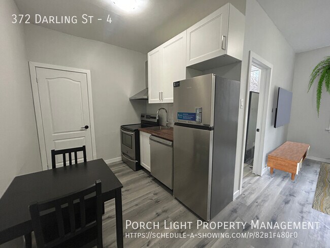 Photo du bâtiment - Bright and Updated 2 Bedroom Apartment with Parking