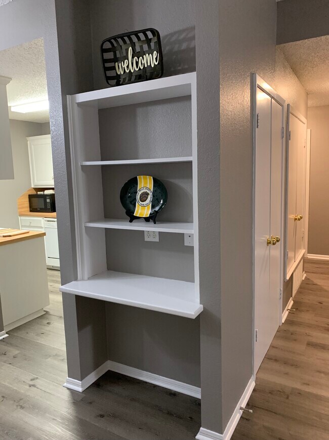 Escritorio empotrado - 1307 Bagby Ave