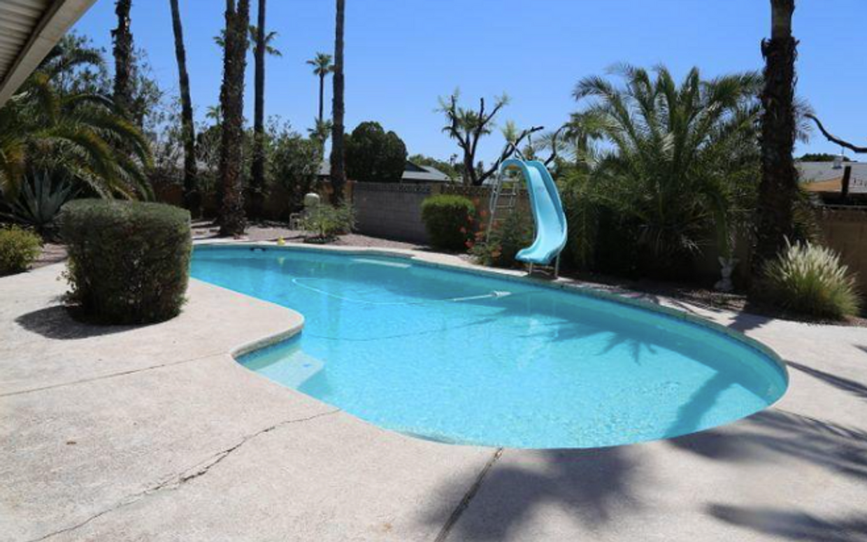 Foto principal - Large 5 bedroom 3.5 bath Tempe home with pool