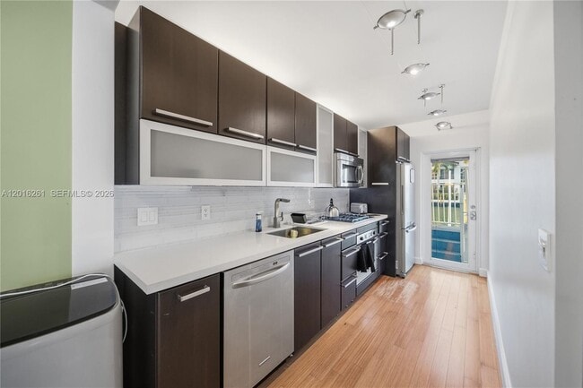 Foto del edificio - 7207 Bay Dr