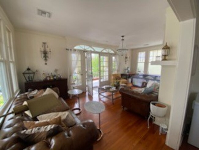 Building Photo - 6BR Home Newly Renovated One Block From Tu...