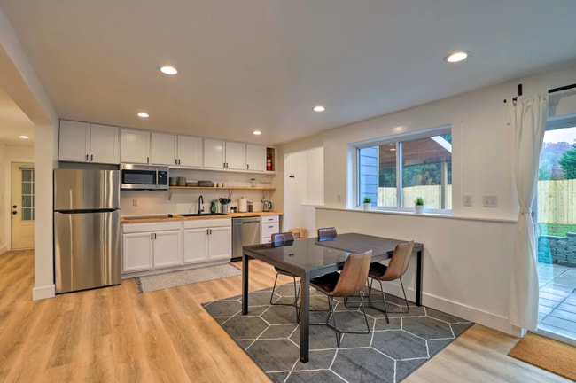 Building Photo - Black Mountain Furnished Lower Level Apart...