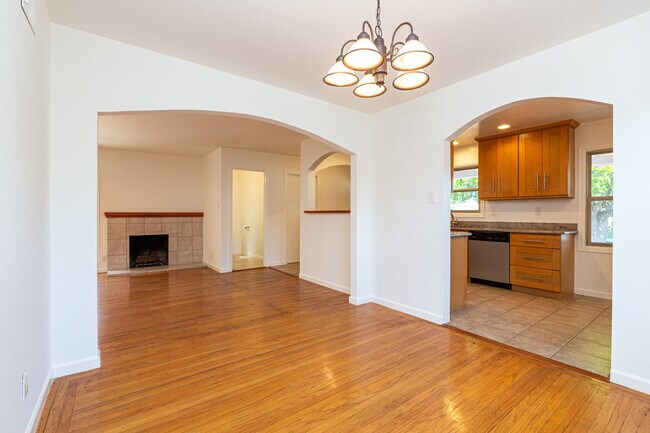 Building Photo - 720 Santa Paula Ave