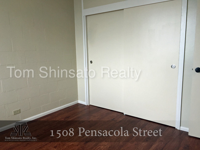 Building Photo - One Bedroom on Pensacola Street!