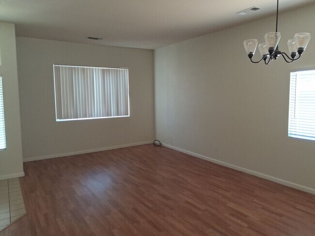 Foto del edificio - 3 Bedroom 2 Bath in a Gated Community - Available now