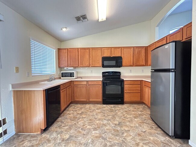 Foto del edificio - Unique 4 Bedroom, 2 Bathroom with 2 Car Garage