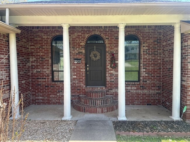 Building Photo - 2203 Stout Dr