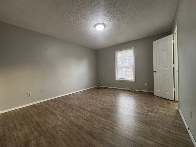 Foto del edificio - 3 bedroom 2 bathroom 2 car garage