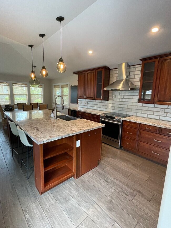 Foto del edificio - Beautiful 3 bedroom 3 bath home on dry sid...