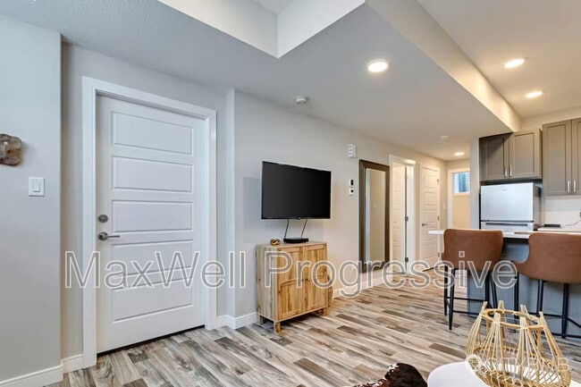 Building Photo - 10303-15103 158 St NW