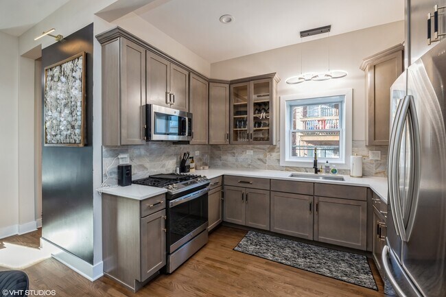 Foto del edificio - 2452 W Lexington St