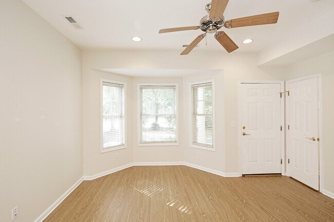 Building Photo - End-Unit Townhome Convenient to 5th St Sta...