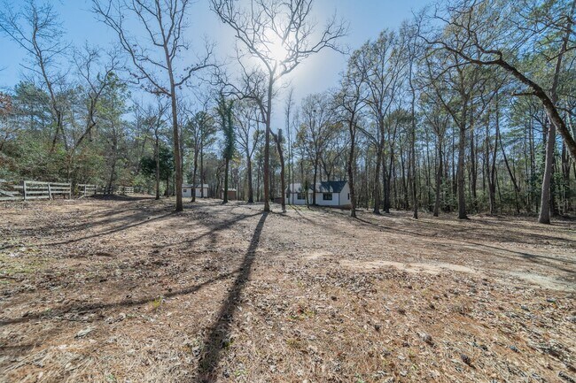 Foto del edificio - 12028 Cedar Ln