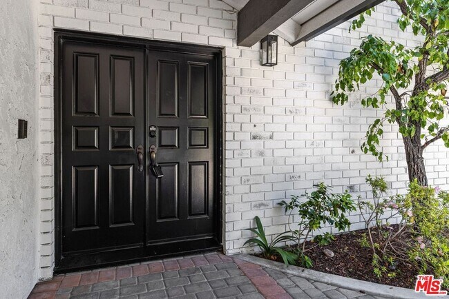 Building Photo - 1060 Chantilly Rd