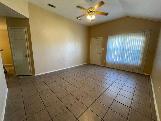 Foto del edificio - 5000 John David Dr