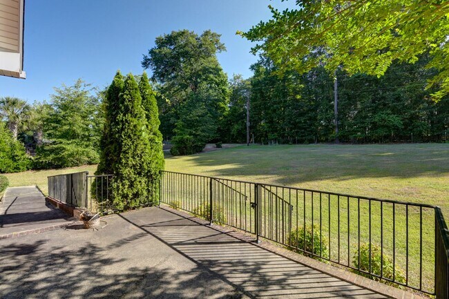 Building Photo - Charming 3-Bedroom Home with Potential 4th...