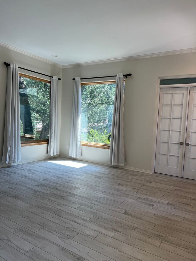 Building Photo - Large Home In and Established Neighborhood...