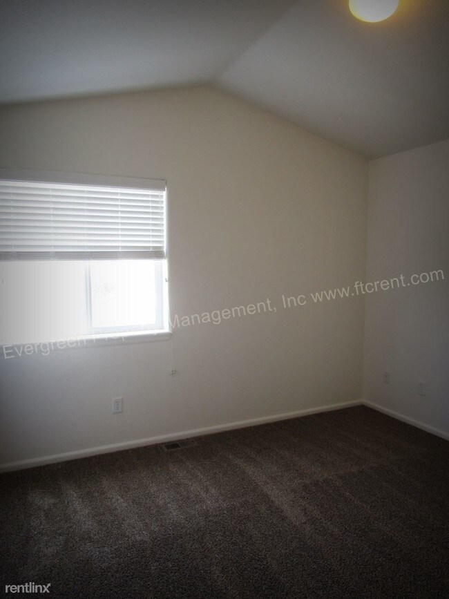 Building Photo - 802 Waterglen Dr