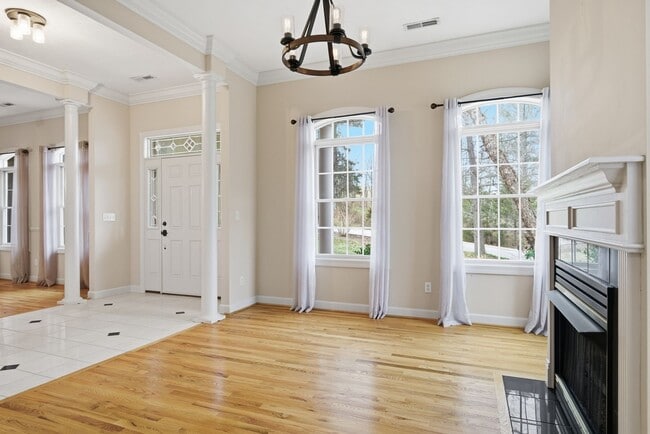 Building Photo - 4 Bed/3 Bath. Pet Friendly. Master on Main