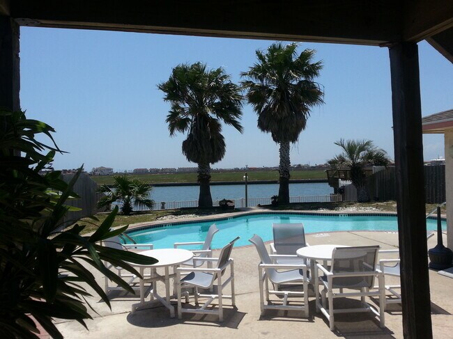 Lovely pool on canal - 14873 Granada Dr