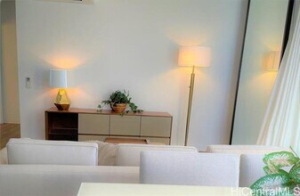 Building Photo - 987 Queen St