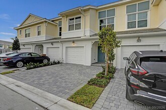 Building Photo - 585 Sanderling Cir